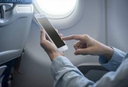 坐飞机可以玩手机吗(第一次坐飞机是什么感觉恶心吗)