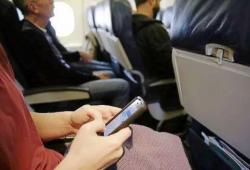 坐飞机起飞后可以用手机吗现在(坐飞机为什么不能玩手机)